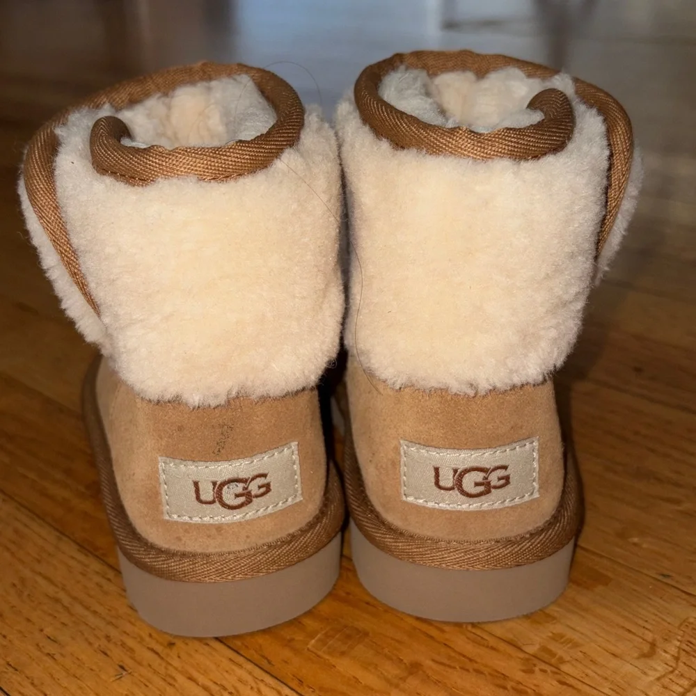 🆕- UGG- Kids' Classic Jona Luxury Boot. Chestnut. Size: 11 NWOB